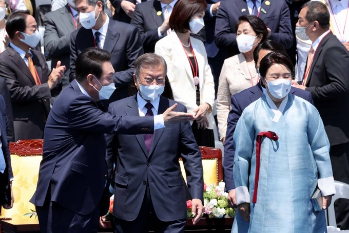 [서울=뉴시스] 김선웅 기자 = 윤석열 대통령이 10일 서울 여의도 국회의사당에서 열린 제20대 대통령 취임식을 마친 후 문재인 전 대통령 내외를 환송하고 있다. (공동취재사진) 2022.05.10.