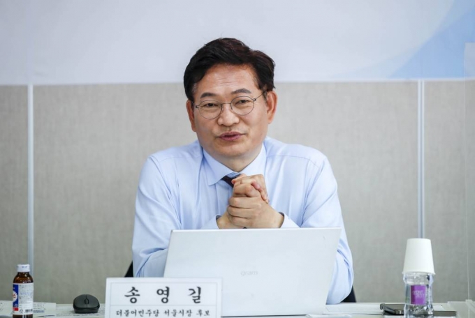 [서울=뉴시스] 정병혁 기자 = 송영길 더불어민주당 서울시장 후보가 10일 오후 서울 중구 서울시투자출연기관노동조합에서 열린 정책간담회에서 발언하고 있다. 2022.05.10.