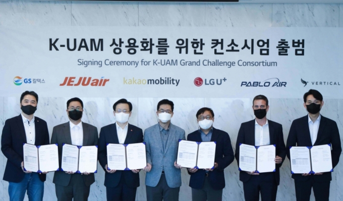 5월10일 오후 서울 강서구에 위치한 LG사이언스파크에서 열린 도심항공교통의 상용화를 위한 'K-UAM 상용화를 위한 컨소시엄 출범' 협약식에서 관계자들이 기념사진을 촬영하고 있다. 사진 왼쪽부터 이상엽 LG유플러스 최고기술책임자(CTO), 유승일 카카오모빌리티 CTO, 김이배 제주항공 대표이사, 박일평 LG사이언스파크 대표이사, 장인영 GS칼텍스 부사장, 에두아르도 도밍게즈 푸에르타 버티컬 에어로스페이스 최고상용화책임자(CCO, Chief Commercial Officer), 김영준 파블로항공 대표./사진제공=제주항공