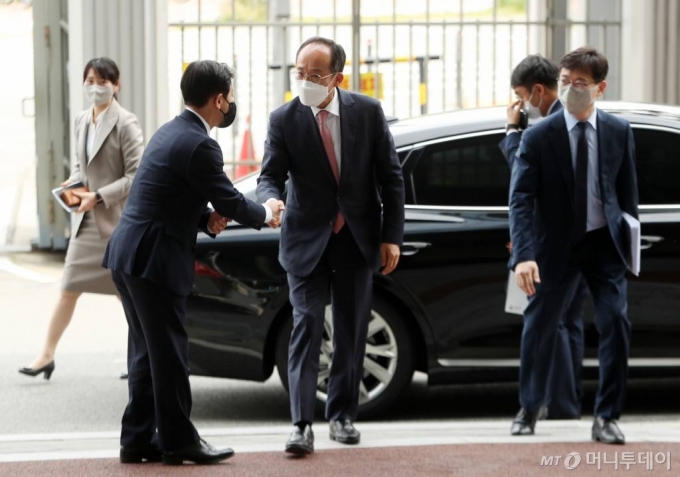 추경호 경제부총리 겸 기획재정부 장관이 11일 오후 정부세종청사에서 열린 취임식에 참석하기 위해 차량에서 내리고 있다. /사진=김휘선 기자 hwijpg@