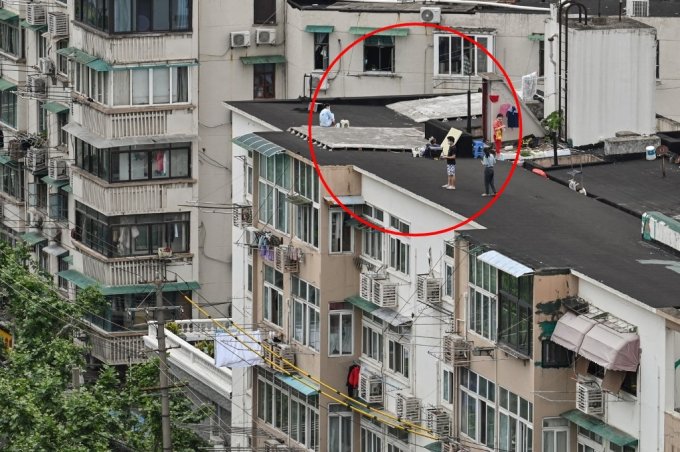 중국 상하이이 도시 봉쇄가 50일 가까이 지속되면서 답답함을 이기지 못한 주민들이 아파트 옥상에 나와 바람을 쐬고 있다. /ⓒ AFP=뉴스1 
