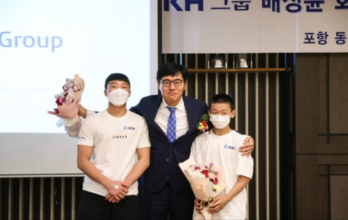 배상윤 KH그룹 회장이 지난 9일 동지고등학교를 방문해 이재형(왼쪽), 이재경 선수와 기념 촬영을 하고 있다.