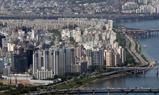 서울 송파구 롯데월드타워 서울스카이에서 바라본 강남구 아파트 단지 모습./사진=뉴스1  