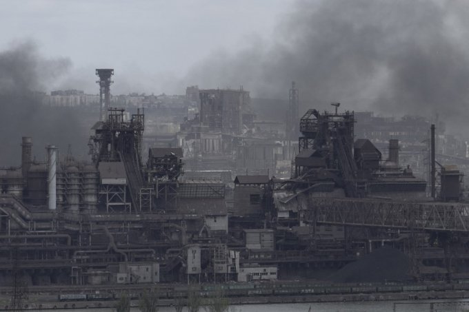 아우조해와 맞닿은 우크라이나 남부 항구도시 마리우폴 내 아조우스탈 제철소. 러시아군은 지난 2월 24일 침공을 시작한 이후 마리우폴에 가장 오랜 시간 가장 많은 포격을 퍼부어 도시 전체가 초토화된 상태다. /ⓒ AFP=뉴스1