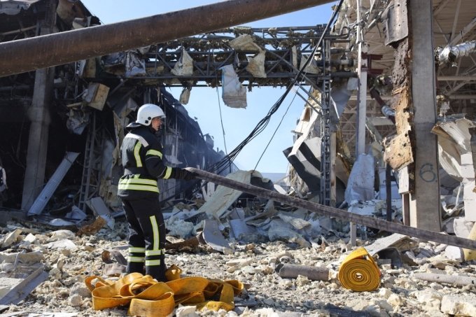 우크라이나 항구도시 오데사의 한 쇼핑센터가 지난 9일(현지시간) 러시아군의 공격을 받아 파괴됐다. /ⓒ AFP=뉴스1 