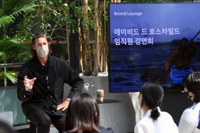 현대자동차는 12일 글로벌 브랜드 홍보대사 데이비드 드 로스차일드가 임직원 대상 특별 강연회 '브랜드 라운지'를 실시했다고 밝혔다. 사진은 데이비드 드 로스차일드가 현대자동차 임직원을 대상으로 '대자연과 기업 시민의식'을 주제로 강의하는 모습. /사진제공=현대차그룹.