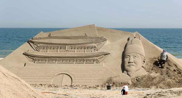 모래조각가들이 지난달 20일 부산 해운대해수욕장에서 축제 전시 작품을 만들고 있다. /사진=뉴스1