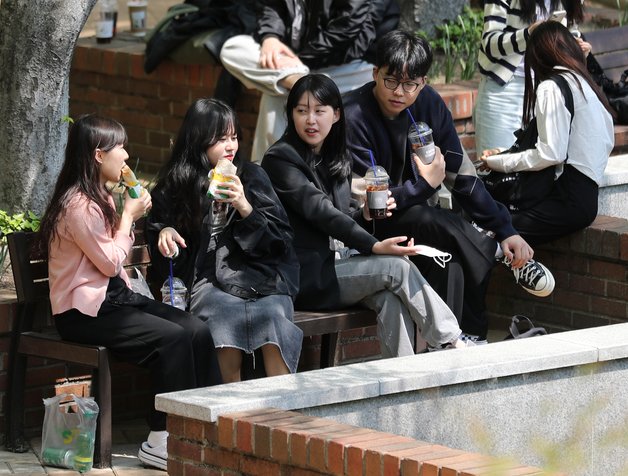 (부산=뉴스1) 김영훈 기자 = 실외 마스크 착용 의무가 해제된 2일 부산시 남구 경성대학교 교내에서 학생들이 담소를 나누고 있다. 2022.5.2/뉴스1  