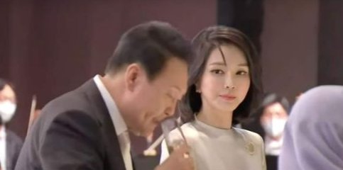[영상]김건희 여사 '레이저 눈빛'에 술잔 내려놓는 尹대통령