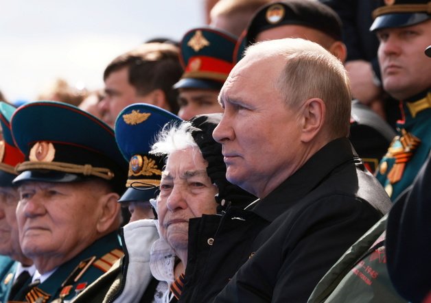 블라디미르 푸틴 러시아 대통령이 9일(현지시간) 모스크바 붉은 광장에서 열리는 77주년 전승기념일 군사 열병식을 보고 있다. (C) 로이터=뉴스1  