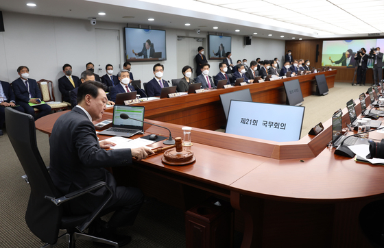 (서울=뉴스1) 안은나 기자 = 윤석열 대통령이 12일 오후 서울 용산 대통령실 청사에서 추경 예산안 편성을 위한 첫 국무회의를 주재하고 있다. (대통령실 제공) 2022.5.12/뉴스1