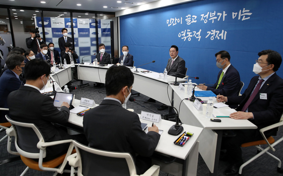 (서울=뉴스1) 오대일 기자 = 윤석열 대통령이 13일 서울 중구 명동 국제금융센터에서 열린 거시금융상황점검회의에서 모두발언을 하고 있다. (대통령실사진기자단) 2022.5.13/뉴스1