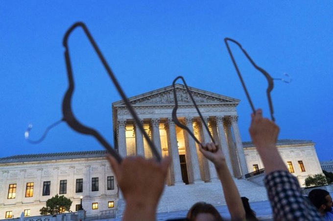 [워싱턴=AP/뉴시스] 3일(현지시간) 미국 워싱턴의 대법원 밖에서 임신중절권을 옹호하는 시위대가 불법 임신중절 시술의 상징인 옷걸이를 들고 구호를 외치고 있다.