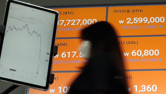 지난 12일 서울 서초구 빗썸 고객센터 전광판에 비트코인 등 각종 가상자산의 가격이 표시되고 있다. 최근 한국 블록체인 기업 테라가 발행하는 스테이블코인 '테라'가 사흘째 무너지면서 자매코인격인 '루나' 역시 5월초 대비 95%에 가까운 폭락이 이어지고 있다./사진=뉴스1