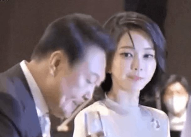 [더영상]김건희 여사 '레이저 눈빛'에 술잔 놓는 대통령…'먹튀청년' 수배