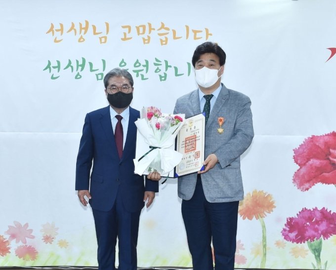 경기도교육청 '스승의 날' 맞아 유공교원 훈·포장과 표창 수여