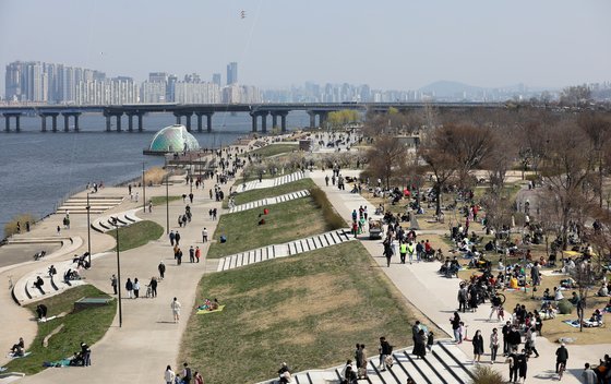 전국적으로 일교차가 큰 봄 날씨를 보인 지난달 3일 오후 서울 여의도 한강공원을 찾은 시민들이 봄날씨를 만끽하고 있다. /사진=뉴스1