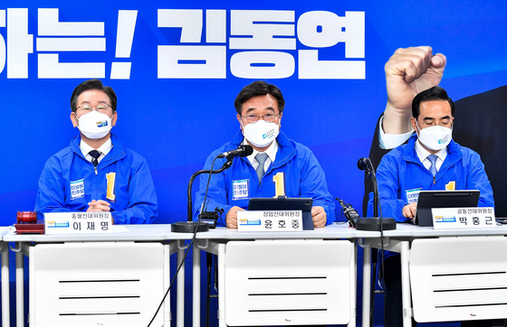 (수원=뉴스1) 국회사진취재단 = 윤호중 더불어민주당 상임선대위원장이 13일 경기 수원시 김동연 경기지사 후보 선거사무소에서 열린 민주당 제1차 중앙선거대책위원회의에서 모두발언을 하고 있다. 2022.5.13/뉴스1