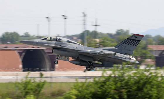 (평택=뉴스1) 김영운 기자 = 우리나라와 미국 공군의 연합 항공 훈련인 '코리아 플라잉 트레이닝'(KFT)이 시작한 지난 9일 오후 경기 평택 주한미군 오산공군기지에서 F-16 전투기가 비행 훈련을 하고 있다. 올해 훈련 규모는 예년 수준으로 미 제7공군 전력이 참가하는 것으로 알려졌으며 우리 공군에선 F-15K 전투기와 E-737 '피스아이' 항공통제기, 그리고 미군에서 F-16 전투기 등이 참가할 것으로 보인다. 2022.5.9/뉴스1  