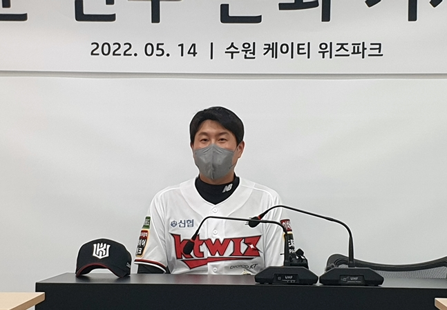 유한준이 14일 은퇴 기자회견에 참석해 소감을 밝히고 있다./사진=심혜진 기자