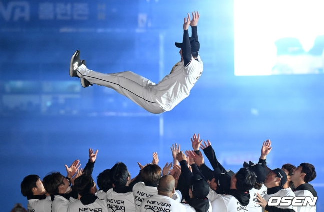 유한준이 KT 선수들에게 헹가래를 받고 있다.