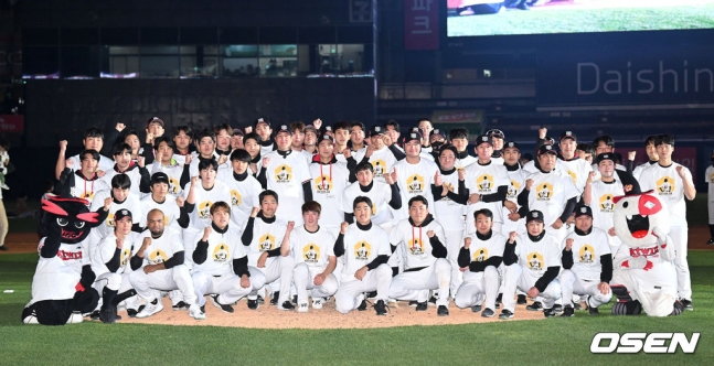 유한준이 은퇴식 후 KT 선수들과 단체사진을 찍고 있다.