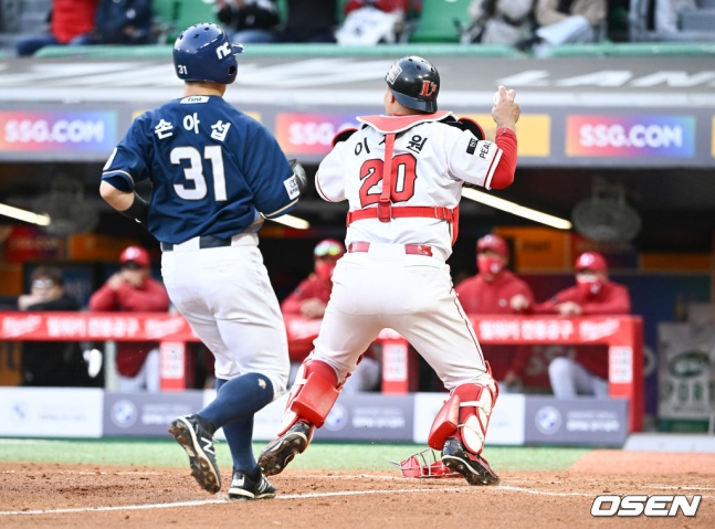 14일 오후 인천SSG랜더스필드에서 ‘2022 신한은행 SOL KBO리그’ SSG 랜더스와 NC 다이노스의 경기가 진행됐다. 6회초 무사 만루 NC 양의지의 병살타때 이재원 포수가 3루 주자 손아섭을 포스아웃시킨뒤 1루 송구하고 있다. /사진= OSEN