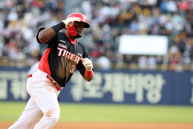 소크라테스 브리토가 14일 서울 잠실야구장에서 열린 LG와 2022 KBO리그 경기 6회초 1사 1, 2루에서 동점 스리런을 때려낸 뒤 베이스를 돌고 있다./사진=KIA타이거즈