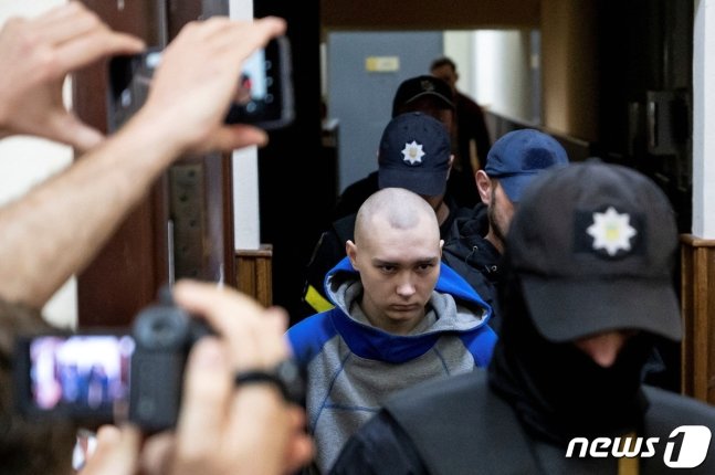 13(현지시간) 우크라이나에서 민간인을 살해해 전쟁 범죄 혐의를 받고 있는 바딤 쉬시마린(21) 러시아군 하사가 법정에 도착한 모습./AFPBBNews=뉴스1