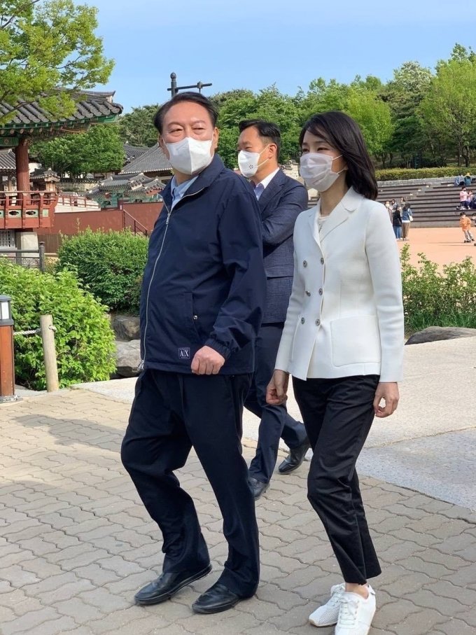 윤석열 대통령과 김건희 여사가 14일 오후 남산 한옥마을을 산책하고 있다. /사진=독자 제공