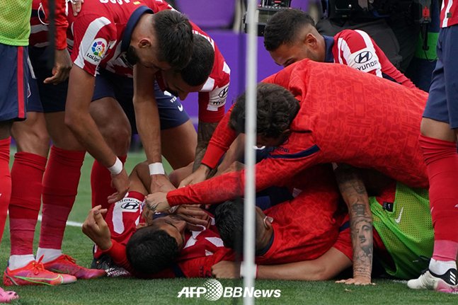 지난해 5월 아틀레티코 마드리드의 리그 우승을 이끈 결승골을 터뜨린 뒤 동료들의 축하를 받고 있는 루이스 수아레스(아래). /AFPBBNews=뉴스1
