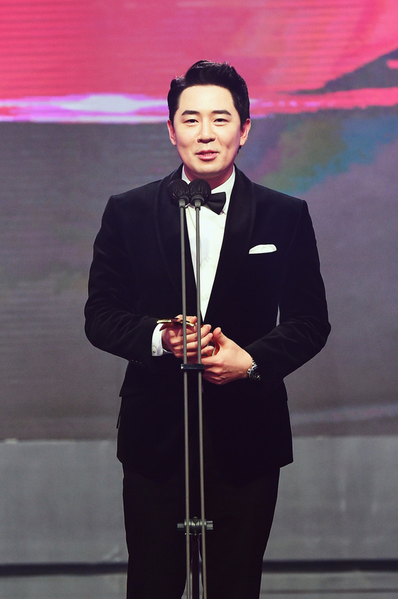 (서울=뉴스1) = 방송인 붐이 29일 온라인으로 진행된 ‘2021 MBC 방송연예대상’ 레드카펫 행사에 참석해 MC상을 수상한 뒤 소감을 말하고 있다. (MBC 제공) 2021.12.29./뉴스1