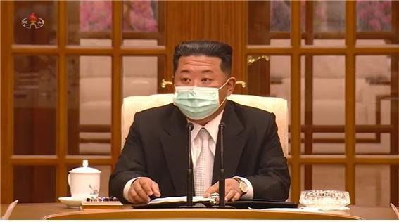 김정은 노동당 총비서가 11일 마스크를 쓰고 정치국 회의에 참석했다./사진=조선중앙TV 갈무리=뉴스1   