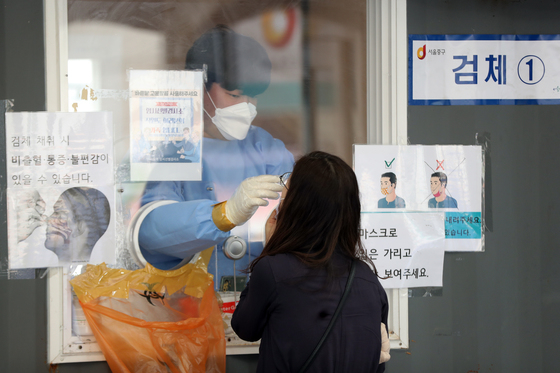 (서울=뉴스1) 황기선 기자 = 13일 오전 서울 중구 서울역광장에 마련된 신종 코로나바이러스 감염증(코로나19) 임시선별진료소에서 시민이 검사를 받고 있다. 질병관리청 중앙방역대책본부(방대본)는 이날 0시 코로나19 신규 확진자가 3만2451명 발생했다고 밝혔다. 2022.5.13/뉴스1