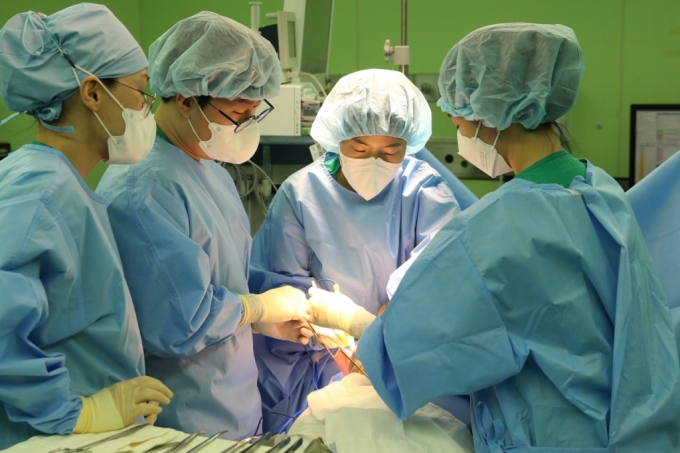 이새별 서울아산병원 유방외과 교수(오른쪽 두번째)가 유방암 환자를 수술하고 있다./사진제공=서울아산병원