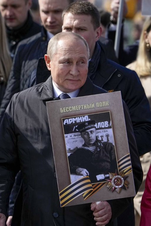 [모스크바=AP/뉴시스] 블라디미르 푸틴 러시아 대통령이 9일(현지시간) 러시아 모스크바의 붉은 광장에서 제2차 세계 대전 종전 제77주년(전승절) 열병식이 끝난 후 열린 '불멸의 연대' 행진에 2차 대전에 참전했던 선친 '스피리도노비치 푸틴'의 사진을 들고 행진하고 있다. 2022.05.10.