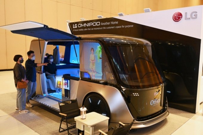 LG전자가 서울 코엑스에서 열린 &#039;IEEE ICC 2022&#039;에서 차량을 집의 새로운 확장 공간으로 해석해 만든 미래 모빌리티의 콘셉트 모델 LG 옴니팟을 전시하고 있다. /사진제공=LG전자