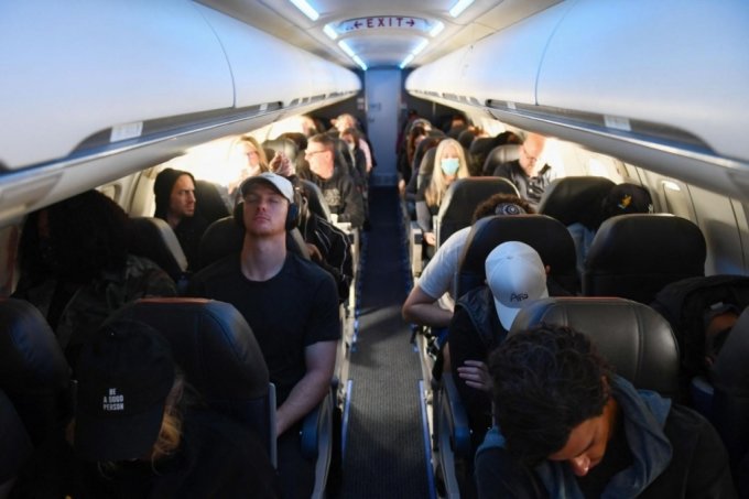 미국 캘리포니아 로스앤젤레스(LA) 국제공항에서 콜로라도주 덴버로 향하는 아메리칸에어라인 항공편에 일부 승객이 마스크를 착용하지 않은 채 탑승해 있다. 미국 주요 항공사들은 지난 4월 기내 마스크 착용 의무 규정을 해제했다. /AFPBBNews=뉴스1