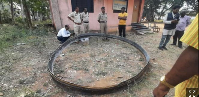 4월 인도 마하라슈트라주의 한 마을에 중국산 로켓 파편으로 추정되는 직경 3m 금속 고리가 떨어졌다./사진=트위터