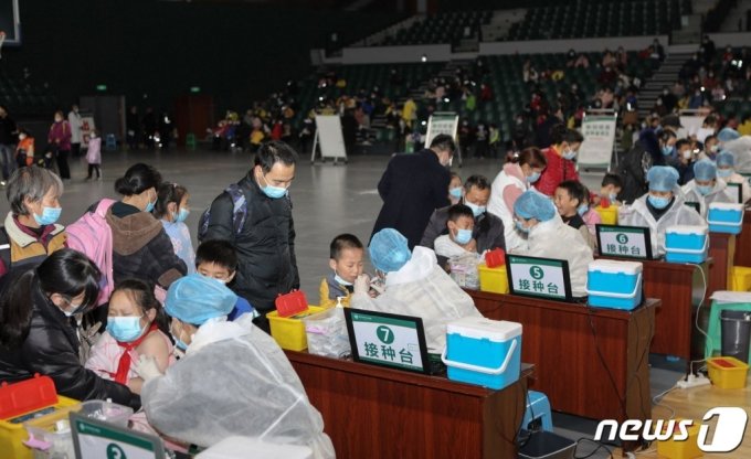 (융촨 AFP=뉴스1) 우동명 기자 = 9일(현지시간) 중국 충칭시 융촨의 농구 경기장에 마련된 코로나19 백신 접종소에서 어린이들이 백신을 맞고 있다.  (C) AFP=뉴스1  