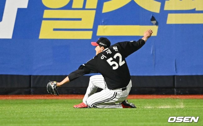LG 이재원이 19일 수원 KT전에서 5회 박경수의 타구를 잡아내고 있다. 