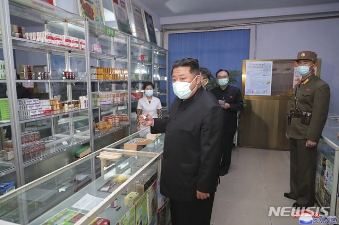 [평양=AP/뉴시스] 북한 조선중앙통신이 제공한 사진에 김정은 북한 국무위원장이 15일 평양의 약국을 방문해 현지 지도하고 있다. 2022.05.16.