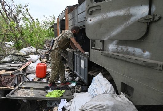 우크라니아 군인이 13일(현지시간) 하르키우 동부 지역에 파괴된 채 놓인 러시아군 장비를 들여다 보고 있다./사진=AFPBBNews=뉴스1