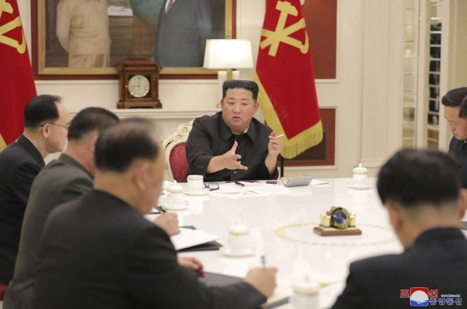 [평양=AP/뉴시스] 북한 조선중앙통신이 제공한 사진에 김정은 북한 국무위원장이 17일 평양에서 열린 노동당 정치국 상무위원회 회의를 주재하고 있다. 북한 국가비상방역사령부는 전국적으로 23만3천여 명의 발열자가 새로 발생하고 6명이 숨졌다고 밝혔다. 2022.05.18.