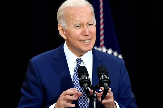  조 바이든 미국 대통령이 17일 (현지시간) 뉴욕주 버팔로의 슈퍼마켓 총기 난사 사건 현장을 방문해 연설을 하고 있다.  /AFPBBNews=뉴스1
