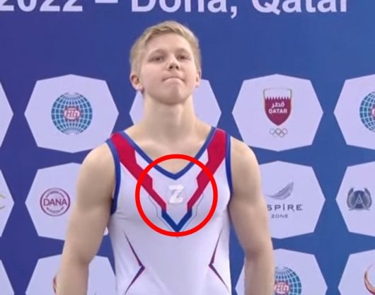 지난 3월 카타르 도하에서 열린 체조 월드컵 평행봉에 출전한 러시아 체조 선수 이반 쿨리악. 가슴엔 Z 표식이 선명하다./사진=트위터