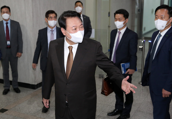 윤석열 대통령이 17일 오전 용산 대통령실 청사로 출근하며 취재진의 질문에 답하고 있다. (대통령실사진기자단) /사진=뉴스1