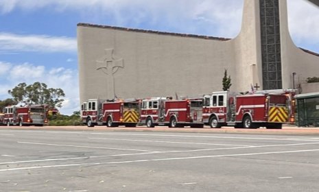 지난 15일(현지시간) 총격 사건이 발생한 미국 캘리포니아 오렌지카운티 라구나우즈시의 한 교회에 소방차가 줄을 지어 서있다. /사진=소셜미디어