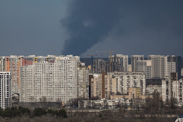 (키이우 로이터=뉴스1) 우동명 기자 = 22일(현지시간) 우크라이나 수도 키이우에 러시아 군의 포격을 받아 검은 연기가 솟아오르고 있다.  (C) 로이터=뉴스1  