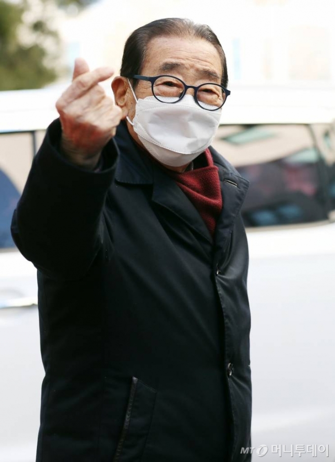 MC 송해가 11일 오후 서울 영등포구 여의도 KBS홀에서 진행되는 '여러분 고맙습니다 송해' 방송 녹화를 마치고 나서고 있다. 2022.01.11 /사진=임성균 기자 tjdrbs23@